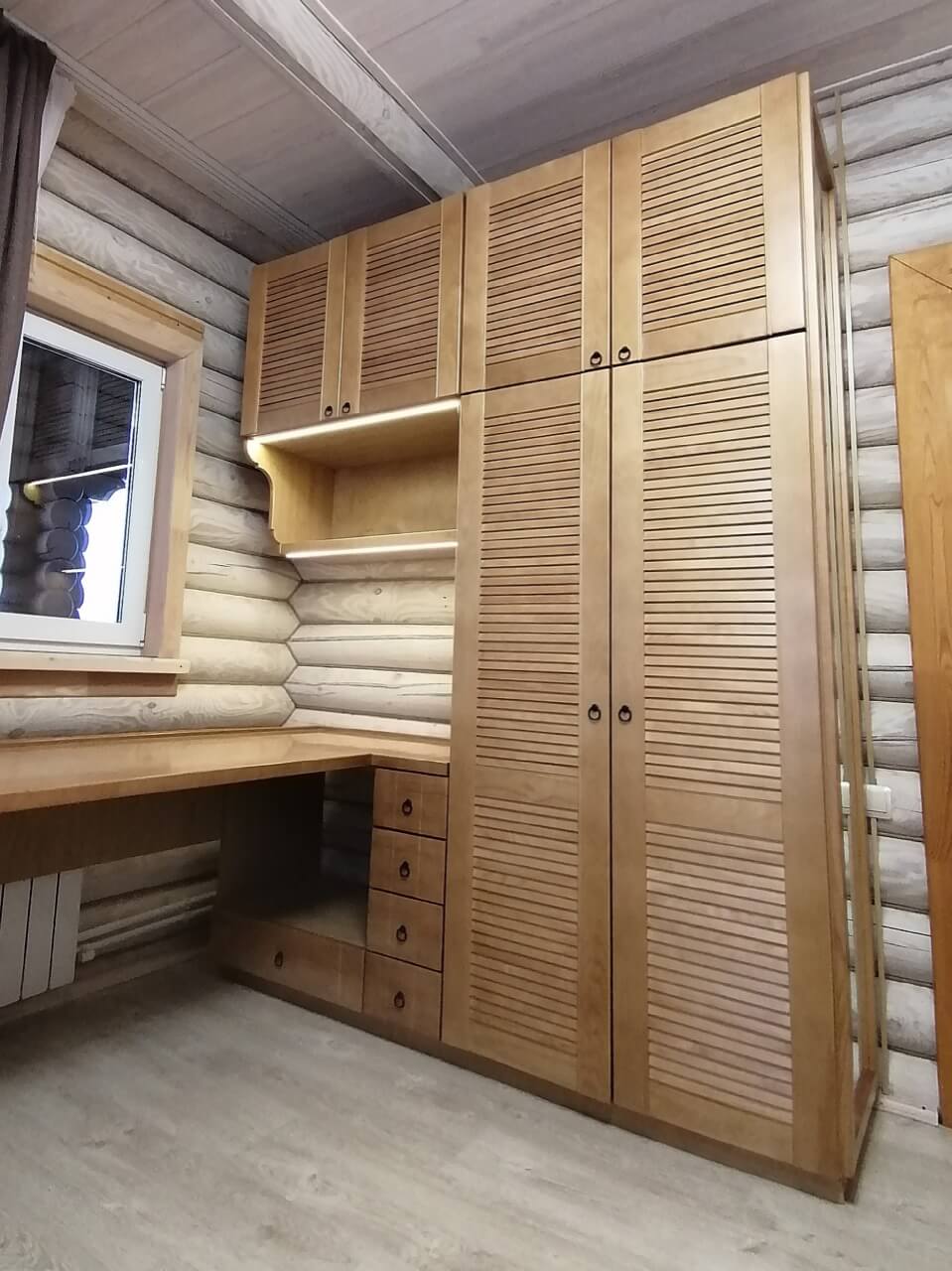 Деревянные жалюзийные двери